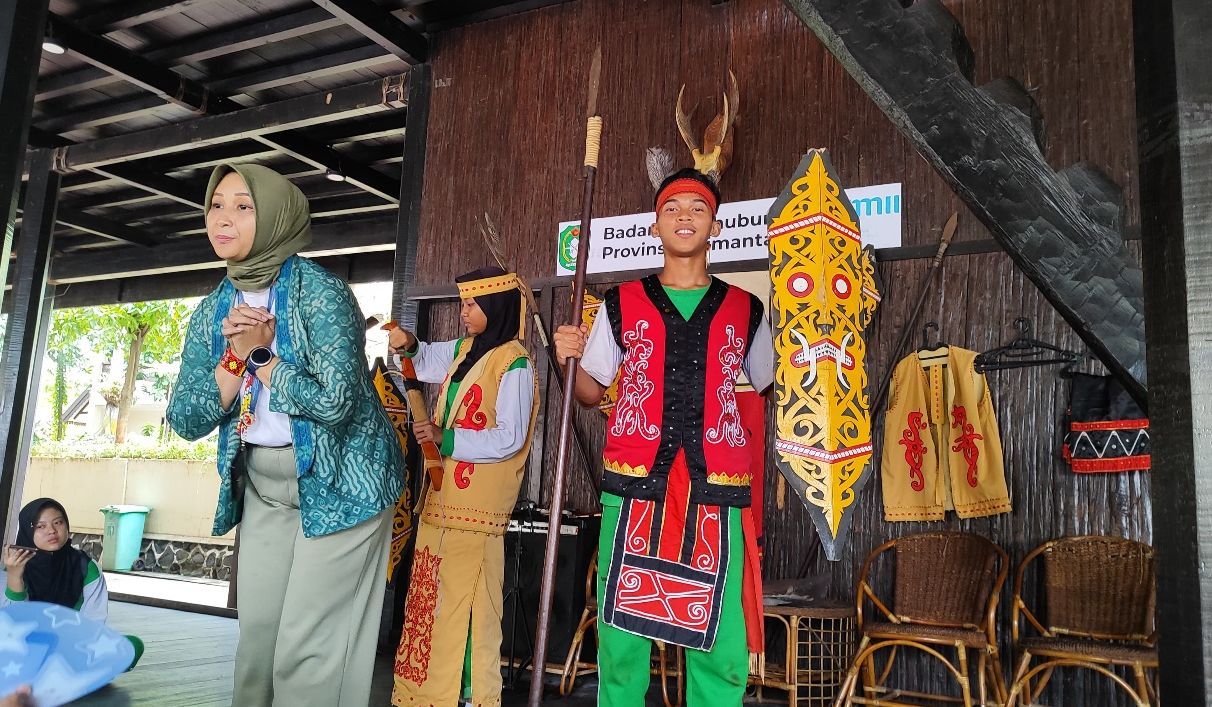 Pakaian Adat Kalimantan Barat